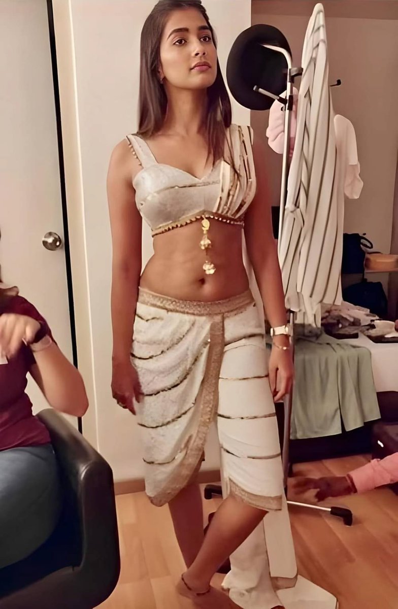 SamKhaleesi's tweet photo. Pooja Hegde 🥵🔥 https://t.co/AD6jIel4Ei