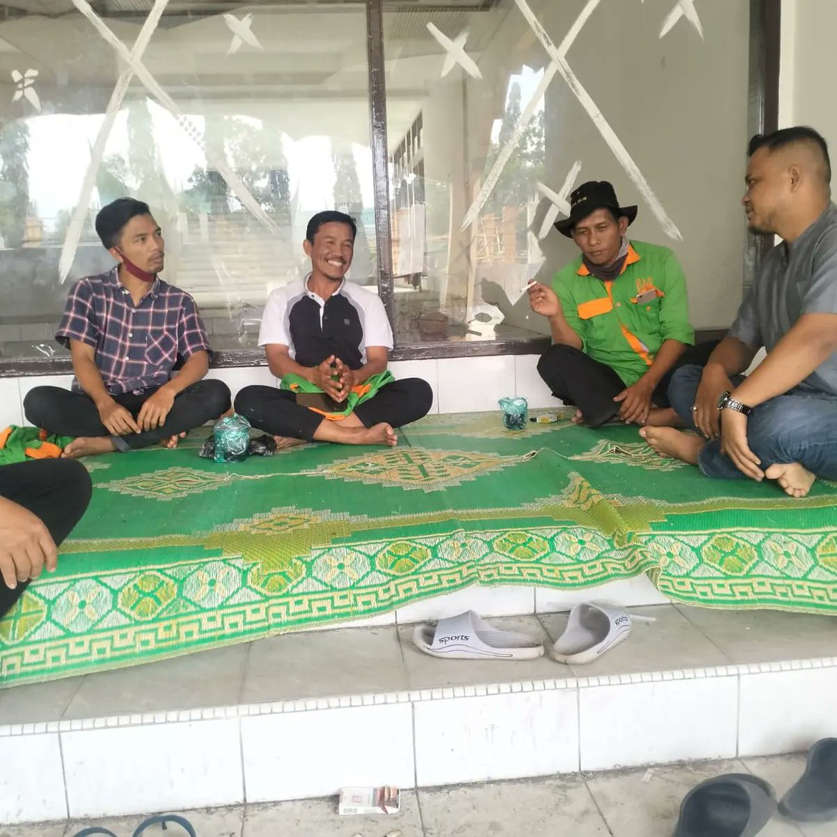 AndaAbek's tweet photo. Giat jum'at curhat personil Sat Resnarkoba Polres Solo memberikan himbauan kamtibmas dan mendengarkan curhat masyarakat https://t.co/dfqoDjgXmL