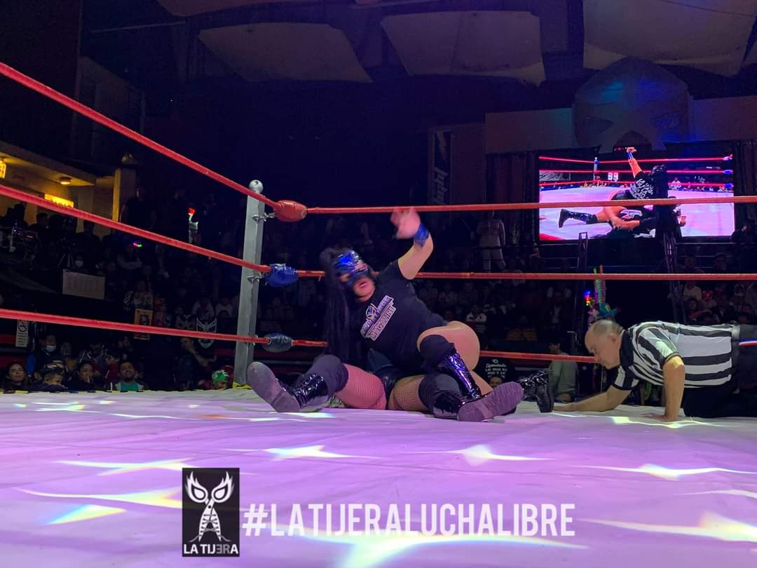 LaTijeraLucha's tweet photo. En triangular femenil traído a la #ArenaNaucalpan por #LuchaLibreMagazine en conjunto con #LuchaLibreBoom,a pesar de ser atacads al 2x1 #Danessa se logra a imponer a la experimentada #MaryCaporal y a #ReinaOscura, a quien le despojo de su máscara para llevarla al conteo 3... https://t.co/pivjI6xd75