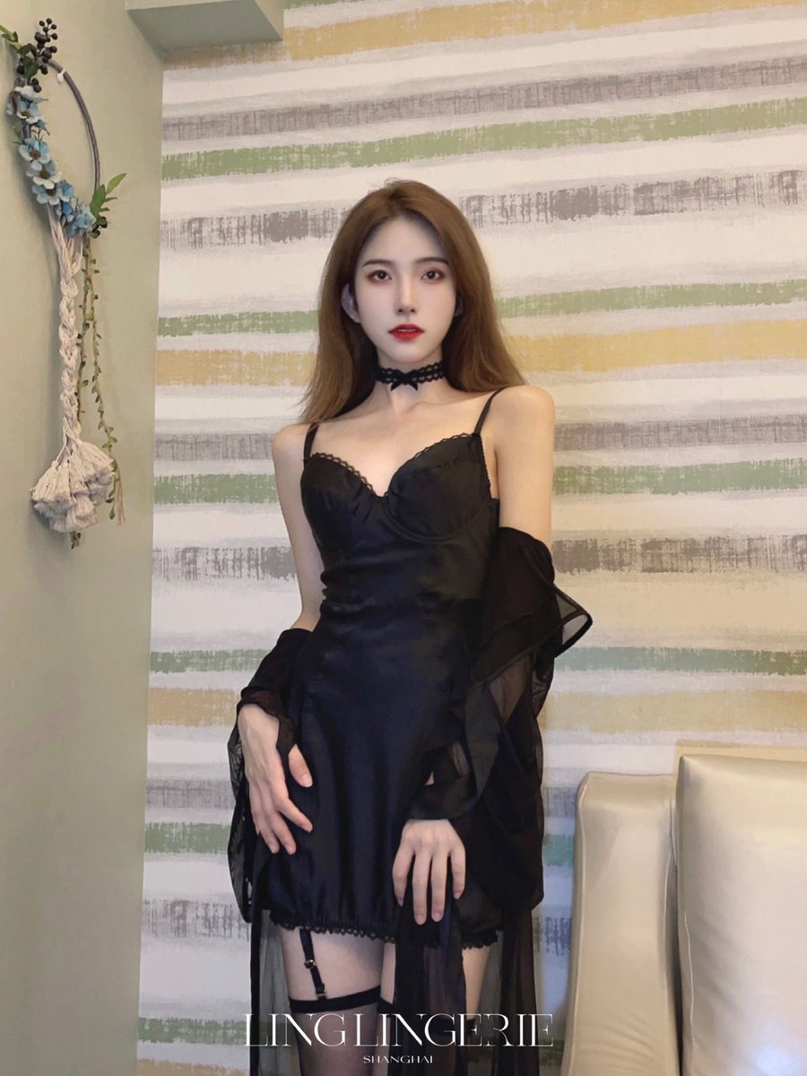 聚拢修身的连袜性感睡裙「梦寐」
勾勒曲线起伏之美✨
连接吊带袜，凸显臀腿比例
多处蕾丝刺绣拼接，与颈环呼应
设计协调一体，尽展丰媚饱满
拿捏优雅的御姐气场🥂

搭配灵动飘逸的性感睡袍「曲现」
轻盈垂坠，衬性感慵懒🦋

🔗https://t.co/QAO3SfxYnR

#绫天生丝滑 #绫丝袜 #绫 #绫天猫旗舰店 #丝袜 https://t.co/Ftc8BiPpe0