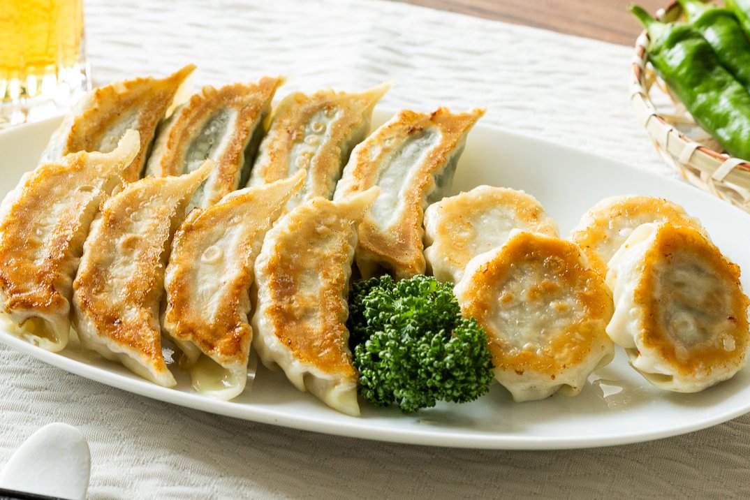 HAOCHAOZ_GYOZA's tweet photo. ＼金曜日は餃子の日🥟🎉／

８月最後の週末は家族や仲間と美味しい餃子はいかがですか？🍻

８月限定 #青唐辛子餃子 入りバラエティパック がオススメです🥟

#青唐辛子餃子 と定番商品の #ハオ餃子 #しそ餃子 がそれぞれ4個ずつ入ってお買得！

※辛みの強い商品ですので十分にご注意ください🌶🌶️ https://t.co/O8O9E9hb0n