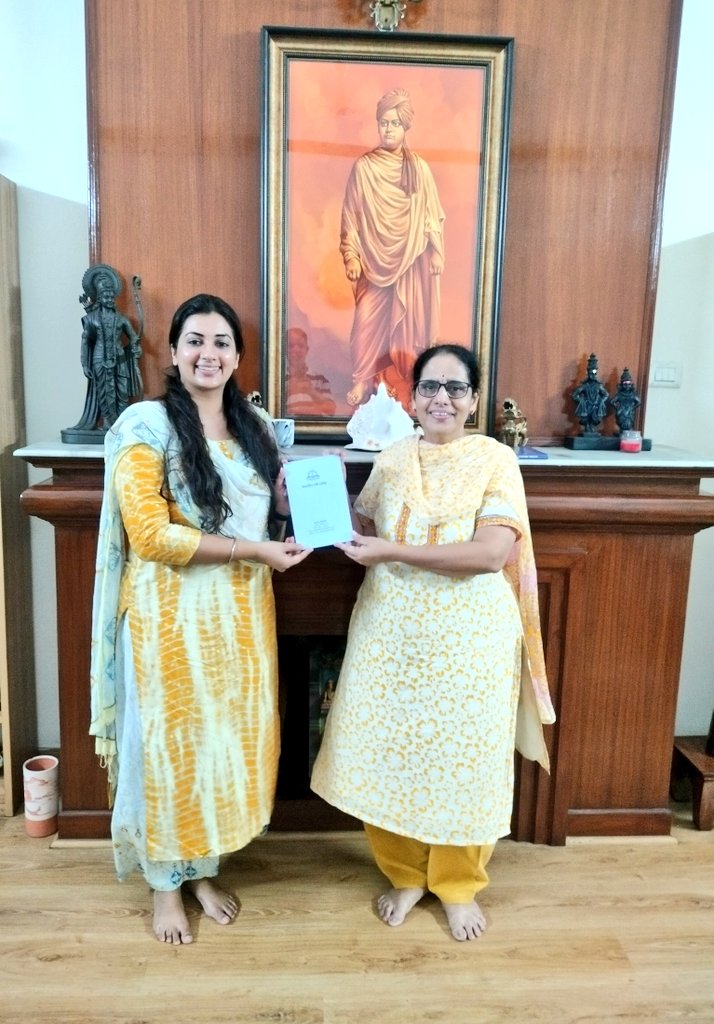 SablokAvni's tweet photo. As #Bhatat leads the vision of #Women led development and #womenempowerment, @Bharatiyastree has taken a small step to document the Traditional Indian Feminist perspective.
I am grateful to have received a copy of the same from @nayanas63 Ma'am.
@PMOIndia @UNDP_India @IndiaG2O https://t.co/AjJNq1LR90