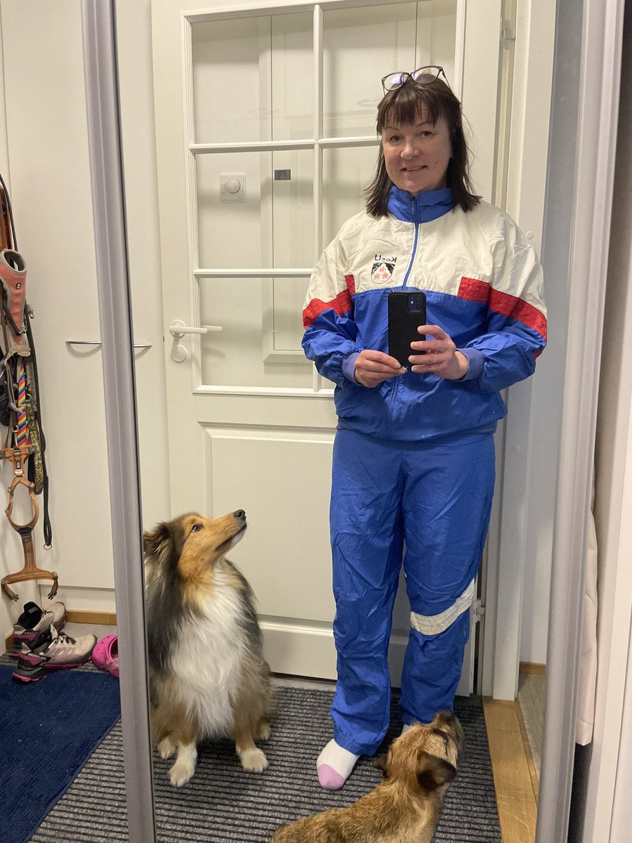 Se on #verkkariperjantai tänään Pohjois-Karjalassa. Asiaa alleviivatakseni valitsin asuksi retroverkkarit suoraan 80-luvulta. <a href="/pkliitto/">Pohjois-Karjala</a>