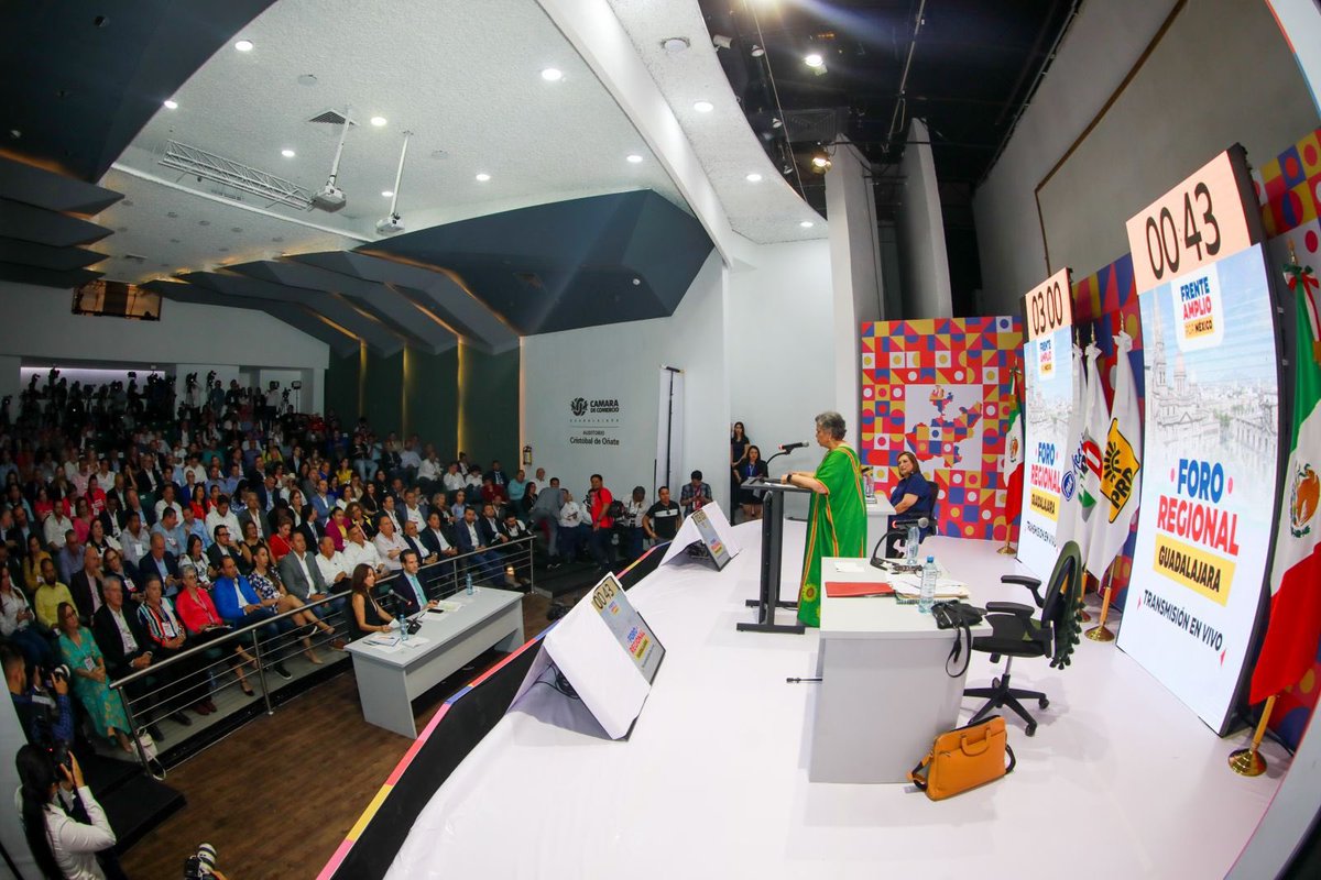 BeatrizParedes's tweet photo. Muchas gracias a quienes siguieron el #ForoGuadalajara y a quienes me acompañaron mostrando su afecto y apoyo.

¡Sigamos avanzando! 

¡#BeatrizAlFrente por una visión de desarrollo! https://t.co/gbJu90OwSl