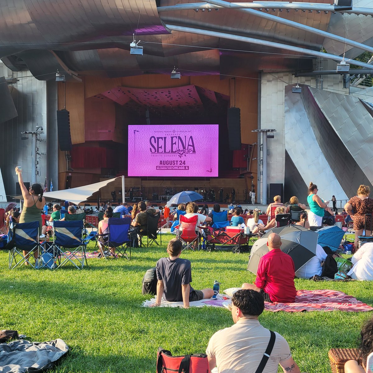 ANYTHING FOR SELENA!!! Even if it means this suburb teacher is out on a school night😘❤️ <a href="/ExploreNMMA/">Mexican Art Museum</a>