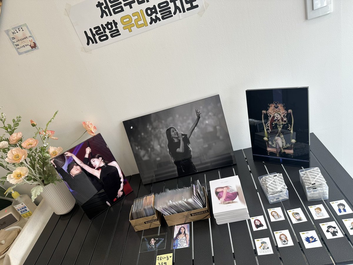 카페 브리틀
보아 생일 카페에서 
띠부씰 무나중이에요 랜덤 뽑기입니다!