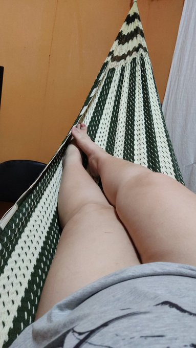 Que alguien venga a darme un masajeee, me duele el cuerpo 🥺 https://t.co/2Xxt5NaVvw