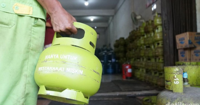 detikcom's tweet photo. Mulai 1 Januari 2024 hanya pengguna yang telah terdata saja yang boleh membeli LPG 3 kg. Jangan lupa daftar, ya!
