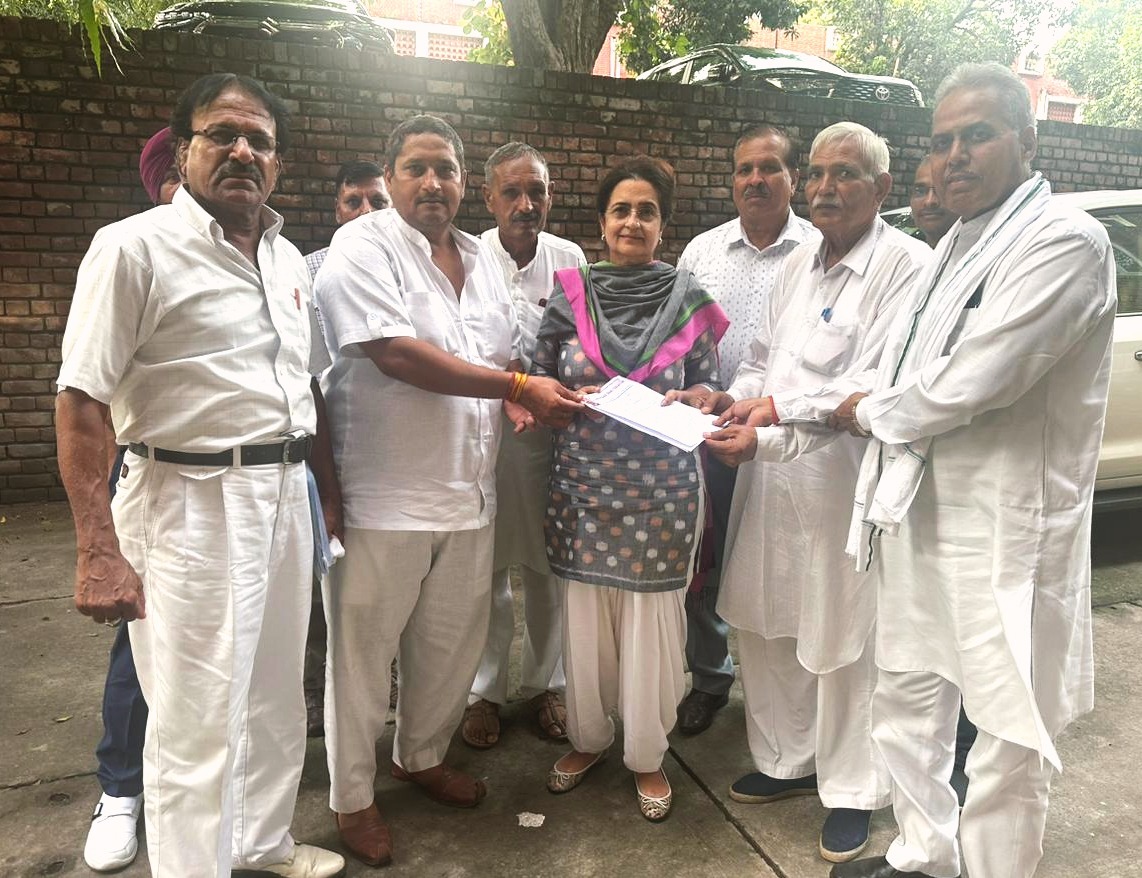 officekiran's tweet photo. गत दिवस चंडीगढ़ में आल इंडिया पुलिस मेन्‍स फेडरेशन ने अपनी मांगों को लेकर ज्ञापन दिया। फेडरेशन ने बताया कि 1970 से सिपाही से लेकर निरीक्षत तक को 1861 में अंग्रेजो के बनाए एक नियम के कारण वेतनमान व अन्‍य लाभ नहीं मिल रहे हैं और गठबंधन सरकार इसपर चुप्‍पी साधे हुए है।

मैं पूछती हूं, आजाद भारत में अंग्रेजों के बनाए नियमों को क्‍यों चलाया जा रहा है और इसका खामियाजा पुलिस कर्मचारी कब तक भुगतते रहेंगे?