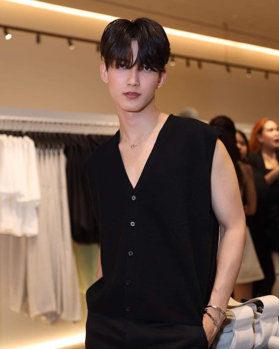 FirstLoveofc_'s tweet image. [25.08.2023]
Facebook : Emporium Emquartier

⚡Unveil the new concept store 

COS สาขา EmQuartier เปิดแล้ว พร้อมกับพื้นที่ภายในร้านที่กว้างขึ้น โดยงานนี้มีดาราและเซเลบริตี้มากมายเข้าร่วมงาน 

เข้าชมและช้อปได้ที่
📍1F, The EmQuartier

#COSxFIRST
#First_Chalongrat #รักแรกของเฟริสท์