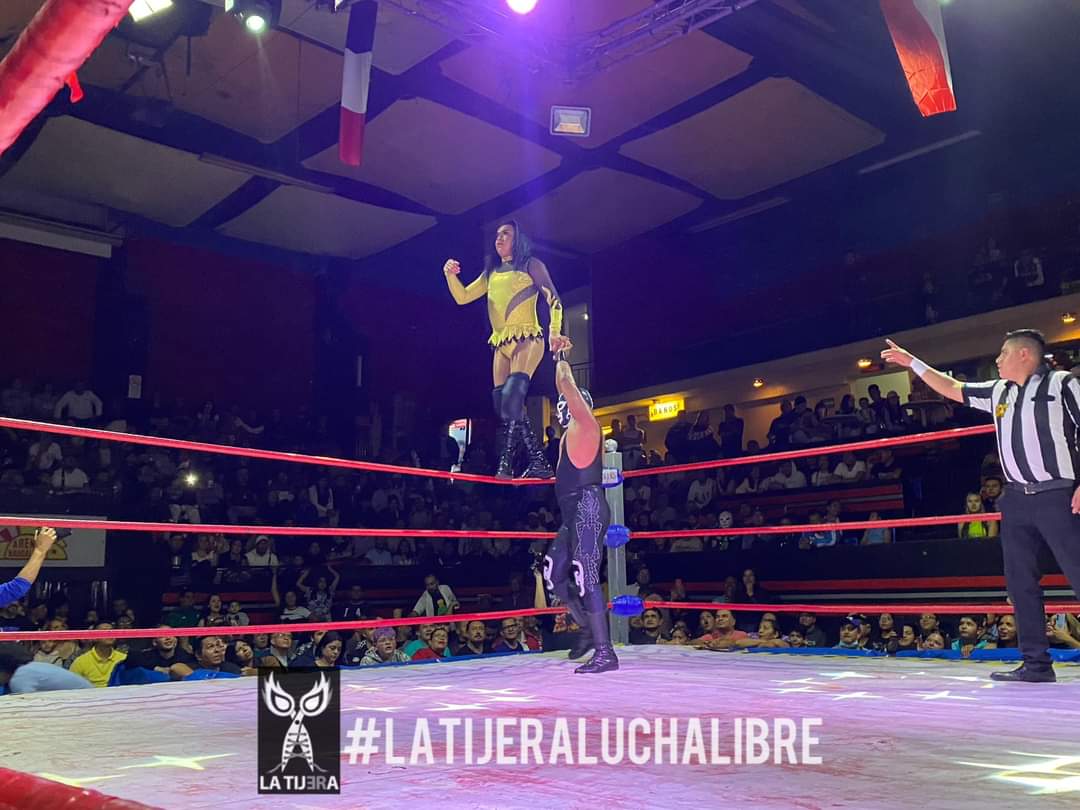 LaTijeraLucha's tweet photo. La "gallera" de la #ArenaNaucalpan se prende con #LasShotas ante #AngelDelAmor, #AlasDePlata y #CartaBrava que se van descalificados por un faul sobre #Mamba, quien fue bien respaldada por sus hermanas #DivaSalvaje y #JessyVentura y exigen... https://t.co/8Fyj8jic4V