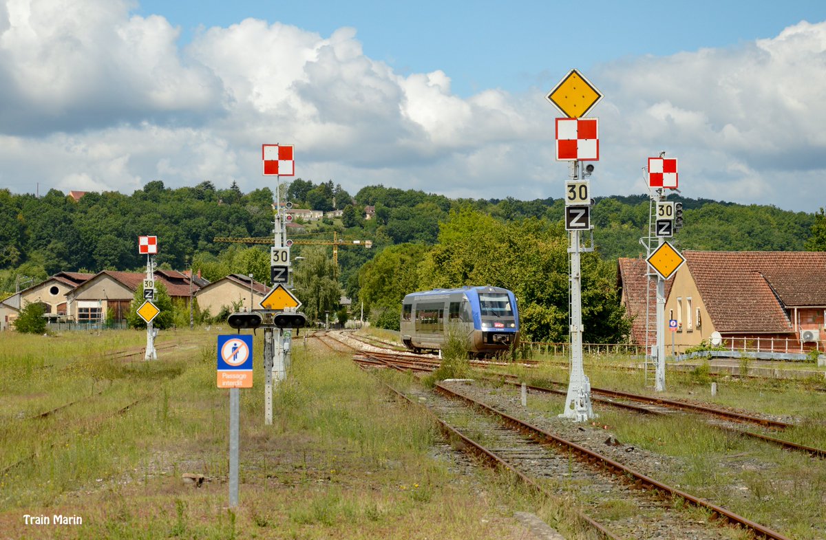 CheminsdeFerTC's tweet photo. Un paysage ferroviaire intact qui a gardé la signalisation d'antan à la gare de #LeBuisson (24) où se croisent la liaison nord-sud entre Périgueux et Agen et la liaison est-ouest entre Sarlat et Bordeaux. Un #X73500 assure un #TER.
Photo de Train Marin : @TrainMarin35 https://t.co/YSktClpQ17