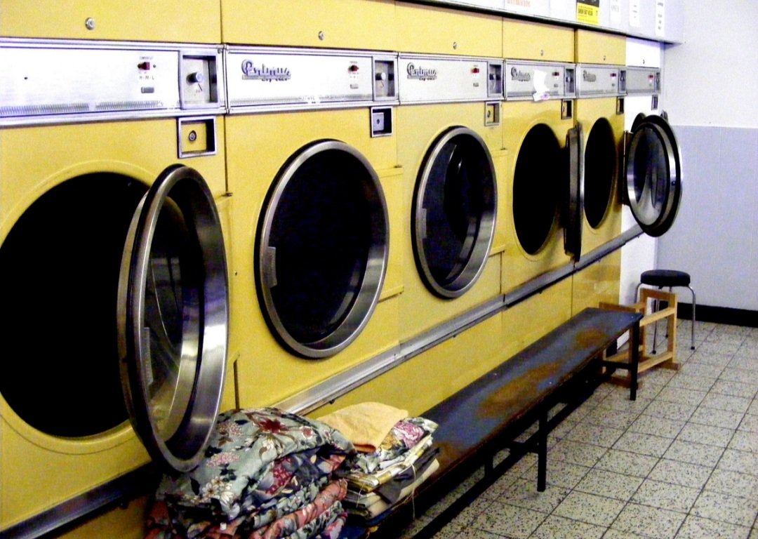 Lincoln Green Launderette, Lincoln Green Road, Leeds, LS9 7SU
📷 @jameswbell
#leeds #lincolngreen #launderette #laundryroom #laundromat #launderama #washeteria #colour #art #design #style #coinop #laundry #coinlaundry #slotmachine #washing #cleaning #washday #laundryday