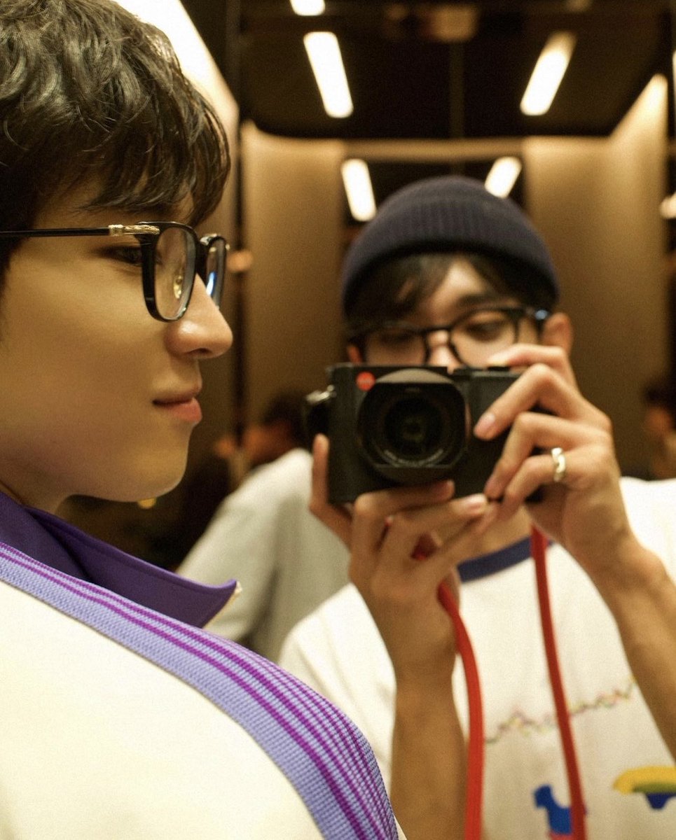 #도겸 everyone_woo ig update

a walk with dokyeom holding a camera