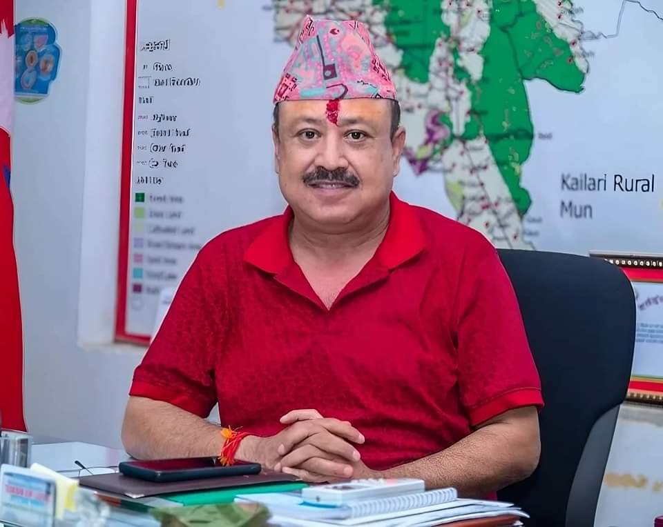RONBupdates's tweet photo. मेयर गोपाल हमालले ब्यक्तिगतरुपमा १० लाख बराबरको शैक्षिक सामग्री वितरण गरे: Dhangadhi Mayor Gopal Hamal has provided educational materials worth around NRs. 10 lakhs to 3,489 financially weak students from 17 community schools. ❤️ https://t.co/eWaE1amvzb