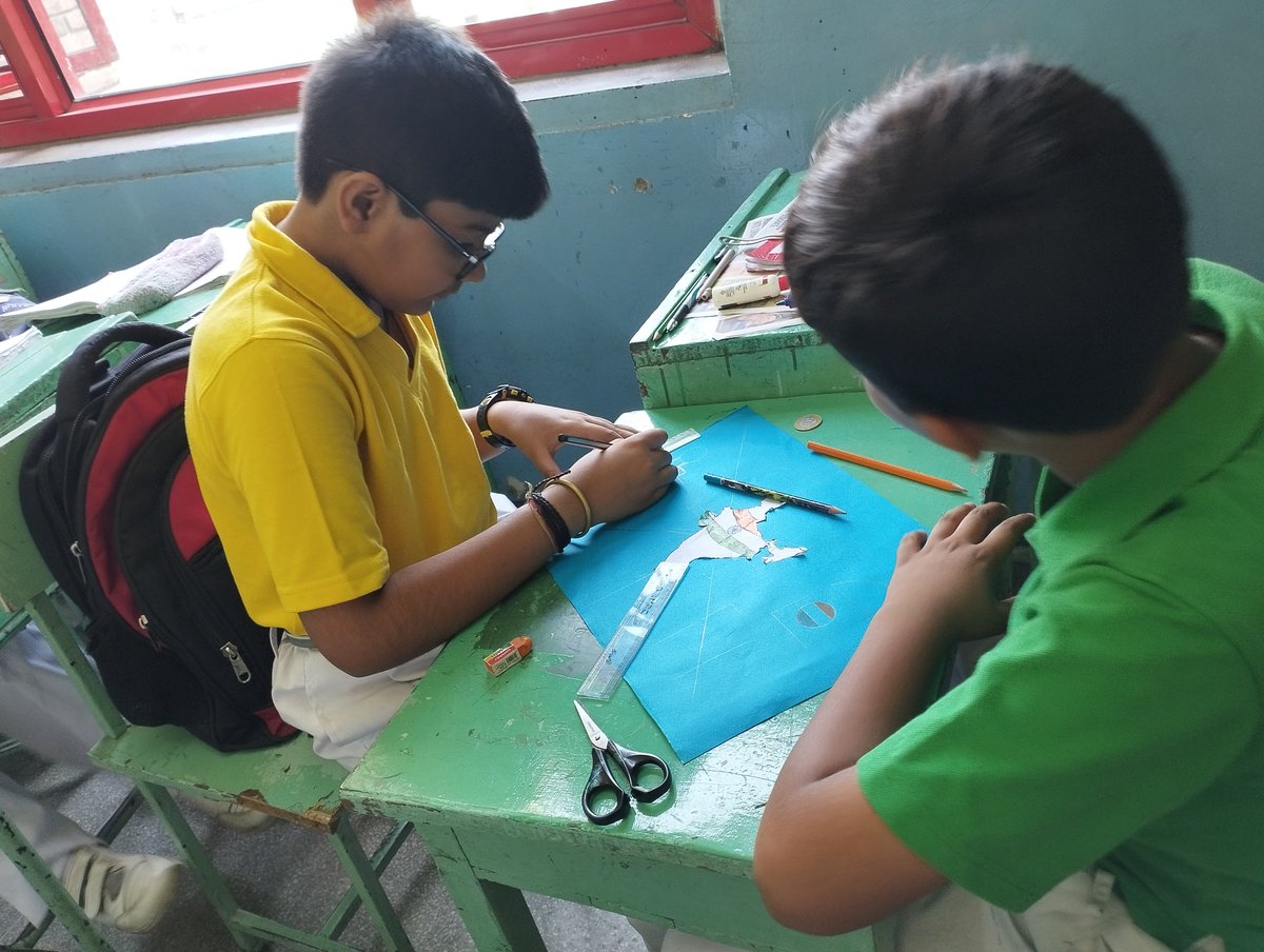 apsmridula's tweet photo. Young minds -a fertile ground to sow seeds of patriotism. Students of 6F making posters India 2047...teamwork and collaboration takeaways of this group activity #NEP  @Ahlconpublic1 @aarathik007 @MamthaSays @seemasoniaps @ashokkp https://t.co/uKTrlhP5t4