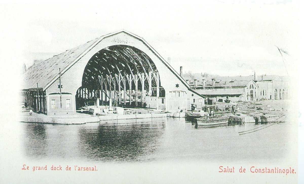 Bugün yerinde bir rezidans yükselen Kasımpaşa tersanesinde gemilerin elden geçirildiği, onarıldığı, kızaklardan biri. Bu bölge tarihi bir alan olarak korunmalı, Osmanlı denizciliğine dair bir açık hava müzesi olmalıydı. Olmadı...