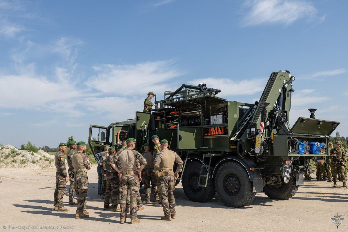 LegionEtrangere's tweet image. #MissionLynx avec les légionnaires sapeurs du #1REG 🇫🇷 et sapeurs estoniens 🇪🇪 : entraînement sur les missions de sécurité de convois et l'ouverture d'itinéraires.

Lire ➡️ defense.gouv.fr/terre/actualit…