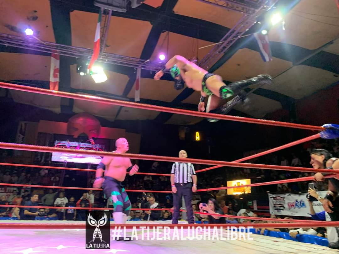 LaTijeraLucha's tweet photo. En duelo de empresas entre #IWRG Vs #AULL, donde #PumaDeOro, #HellBoy y #Tonalli salen con la mano en alto en la #ArenaNaucalpan ante #JudasElTraidor, #Terry2000 y #Sadico; donde en funciones con #LuchaLibreBoom hay un empate en duelos ganados, uno por bando... https://t.co/NhnDK48noL