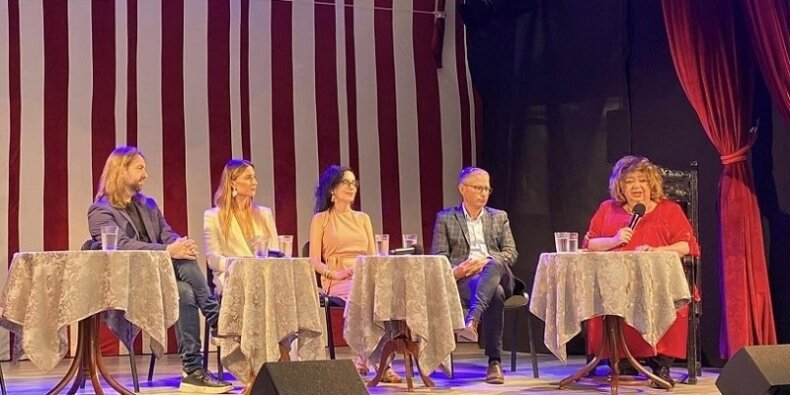 wwwwarszawapl's tweet photo. Tradycją Festiwalu Kultury Żydowskiej Warszawa Singera stało się, że na kilka dni przed jego rozpoczęciem organizowana jest konferencja prasowa.
Był tam Roman Soroczyński
https://t.co/EKhmnfMtvP
#FestiwalSingera #Festiwale #KulturaŻydowska #Żydzi #Warszawa #Mazowsze #Polska https://t.co/9pATHHNr65