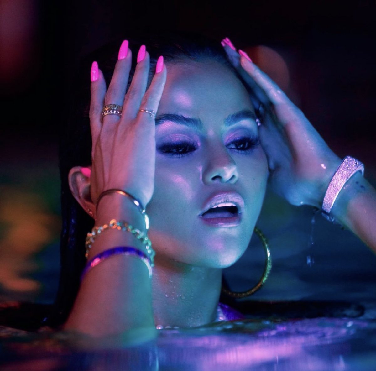 selgomezdata's tweet photo. 🇺🇲 iTunes US:

#17. “Single Soon” (+7) *new peak*

— It's her fastest selling song ever. https://t.co/KooXYusAjh