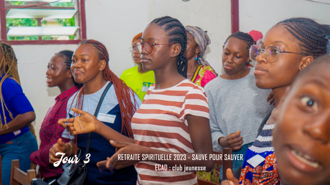 PlumeChretienne's tweet photo. Il n'y a pas d'âge au club jeunesse, une famille de tout âge au service du Seigneur Jésus-Christ 🙈🔥
#Famille #Jesus #chretien #interdenomination #cameroun🇨🇲 #adoration 1/2 https://t.co/TCHCM57U63