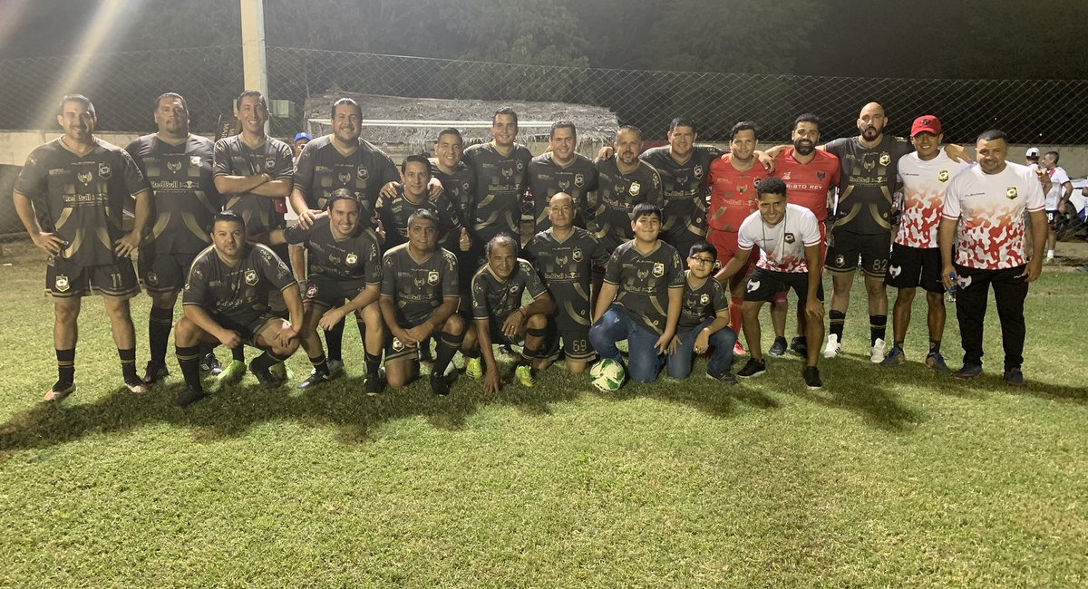 Rmoralesverduga's tweet photo. Participación bajo protesta 🇪🇨⚽️✍️✅

Tuvimos un gran entrenamiento con nuestro querido equipo  de #MalaJuntaFC, previo al partido del sábado. 
Pero les dejamos en claro algo a todos los de la bendita comisión y organizadores del torneo de ex alumnos del colegio #CristoRey. 

¿Querían sacarnos como sea del torneo? ¿Suspenden a nuestro mejor jugador basados en el famoso “Que Chu….”? ¿ necesitan un poco de 🧻 ? ¿Suspenden 4 fechas a nuestro DT que no pegó a nadie? ¿EL AT que incurre supuestamente en agresión lo expulsan del campeonato? 

✅Video 1.- Observen varias veces video. Al agredido lo suspenden 3 partidos. 🤣🤣🤣. Reitero, AL AGREDIDO lo suspenden tres fechas…. Creo que ni en el torneo de “ Bobos de la Yuca”, conocí semejante payasada. Está claro que le tienen pica a nuestro mejor jugador, pero disimulen un poco. 

✅Video 2.- Al que lanza la patada voladora solo le dan 4 fechas. Repugnante 🤮 por donde se lo mire. ¿Y si impactaba a alguien? ¿Si eso pasaba a mayores? ¿Qué hacían ? ¿Lo condecoraban?.

✅ Aceptamos la invasión a la cancha por parte de nosotros, que significa un punto menos pero lo dicho anteriormente y la sanción impuesta a nuestro mejor jugador, es un insulto a la inteligencia. No habrá garantías. Se los aseguro que con lo de hoy no las habrá. 

✅ Hace varios años en este mismo campeonato hubo un incidente también de agresión? ¿Aplicaron de la misma forma el reglamento? 

No les daremos el gusto de retirarnos. Estamos más fuertes que nunca. “El fútbol se cura con fútbol”…Jugaremos cada partido contra todos…
Para el 2024  revisen bien el reglamento para que no caigan en semejantes payadas dignas de capítulos de corrupción de nuestro país. Por eso no avanzamos…⚽️✅🇪🇨✍️. 
Torneo de ex alumnos del colegio #CristoRey de Portoviejo.