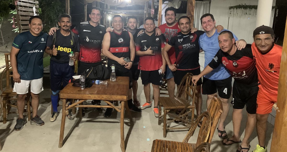 Rmoralesverduga's tweet photo. Participación bajo protesta 🇪🇨⚽️✍️✅

Tuvimos un gran entrenamiento con nuestro querido equipo  de #MalaJuntaFC, previo al partido del sábado. 
Pero les dejamos en claro algo a todos los de la bendita comisión y organizadores del torneo de ex alumnos del colegio #CristoRey. 

¿Querían sacarnos como sea del torneo? ¿Suspenden a nuestro mejor jugador basados en el famoso “Que Chu….”? ¿ necesitan un poco de 🧻 ? ¿Suspenden 4 fechas a nuestro DT que no pegó a nadie? ¿EL AT que incurre supuestamente en agresión lo expulsan del campeonato? 

✅Video 1.- Observen varias veces video. Al agredido lo suspenden 3 partidos. 🤣🤣🤣. Reitero, AL AGREDIDO lo suspenden tres fechas…. Creo que ni en el torneo de “ Bobos de la Yuca”, conocí semejante payasada. Está claro que le tienen pica a nuestro mejor jugador, pero disimulen un poco. 

✅Video 2.- Al que lanza la patada voladora solo le dan 4 fechas. Repugnante 🤮 por donde se lo mire. ¿Y si impactaba a alguien? ¿Si eso pasaba a mayores? ¿Qué hacían ? ¿Lo condecoraban?.

✅ Aceptamos la invasión a la cancha por parte de nosotros, que significa un punto menos pero lo dicho anteriormente y la sanción impuesta a nuestro mejor jugador, es un insulto a la inteligencia. No habrá garantías. Se los aseguro que con lo de hoy no las habrá. 

✅ Hace varios años en este mismo campeonato hubo un incidente también de agresión? ¿Aplicaron de la misma forma el reglamento? 

No les daremos el gusto de retirarnos. Estamos más fuertes que nunca. “El fútbol se cura con fútbol”…Jugaremos cada partido contra todos…
Para el 2024  revisen bien el reglamento para que no caigan en semejantes payadas dignas de capítulos de corrupción de nuestro país. Por eso no avanzamos…⚽️✅🇪🇨✍️. 
Torneo de ex alumnos del colegio #CristoRey de Portoviejo.
