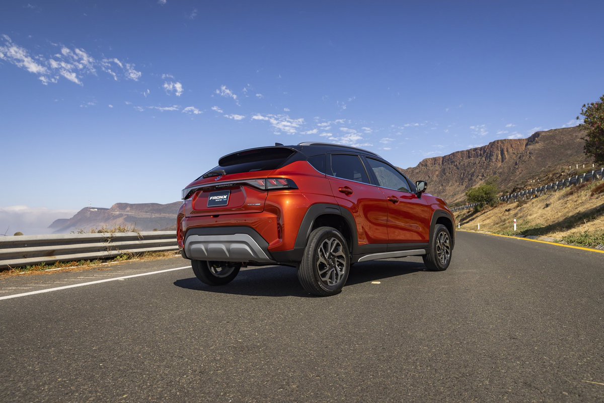 EscapeAutoMx's tweet photo. Sorpresa por parte de @Suzuki_Mex en medio de su #BoostergreenFest con la llegada de su crossover con ayuda de movilidad eléctrica, Fronx Boostergreen. Llega con un 4 cil en línea 1,5 L DualJet de 102 HP y 101 lb/ft a 4,400 rpm y transmisión de 6 cambios. 💰 429,990 GLX Preventa https://t.co/gMWcw00TgB
