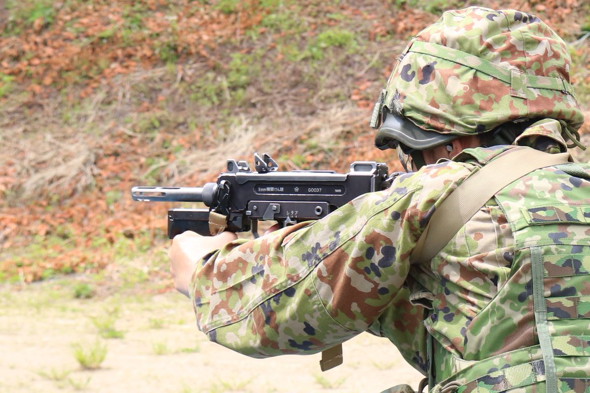 値下げしました❗希少❗❗自衛隊小銃弾納、9mm拳銃弾納、弾帯 第13普通科連隊 の装備する火器を紹介します。 これは、9mm機関拳銃