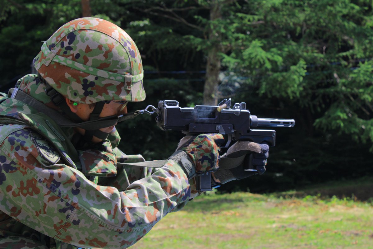 第13普通科連隊 の装備する火器を紹介します。 これは、9mm機関拳銃