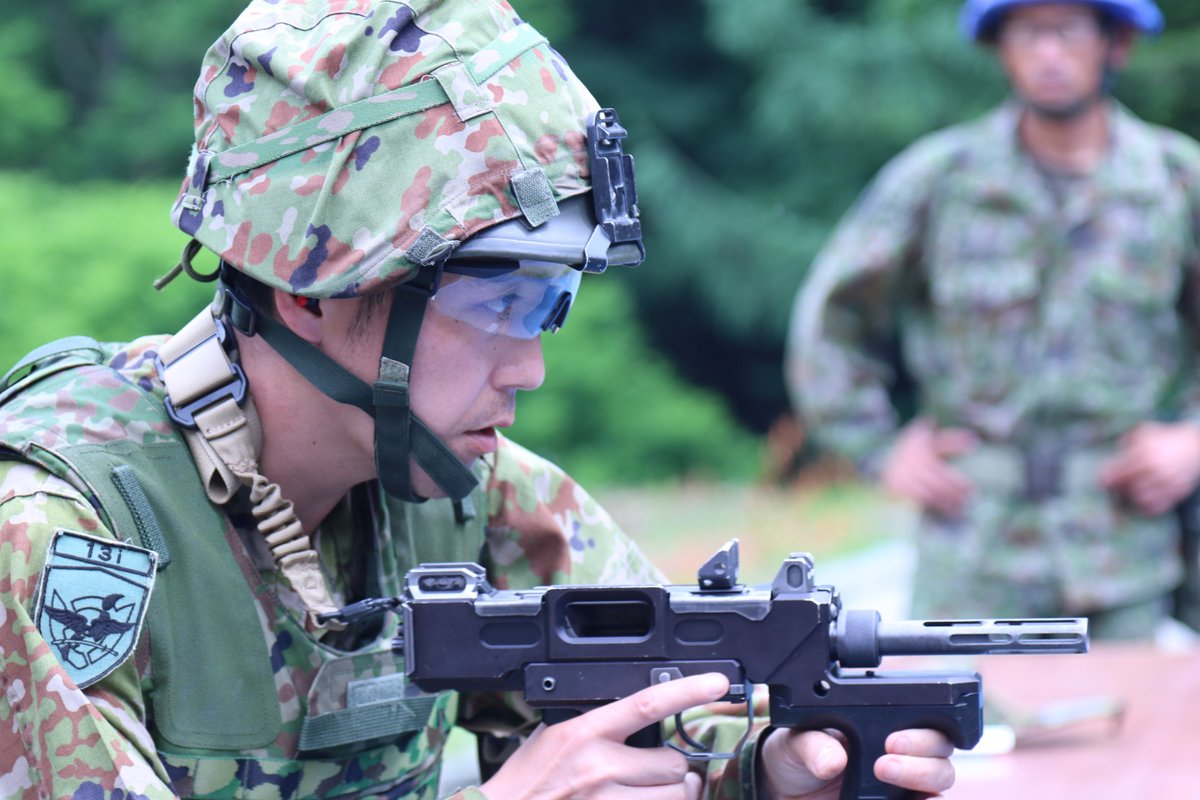 第13普通科連隊 の装備する火器を紹介します。 これは、9mm機関拳銃