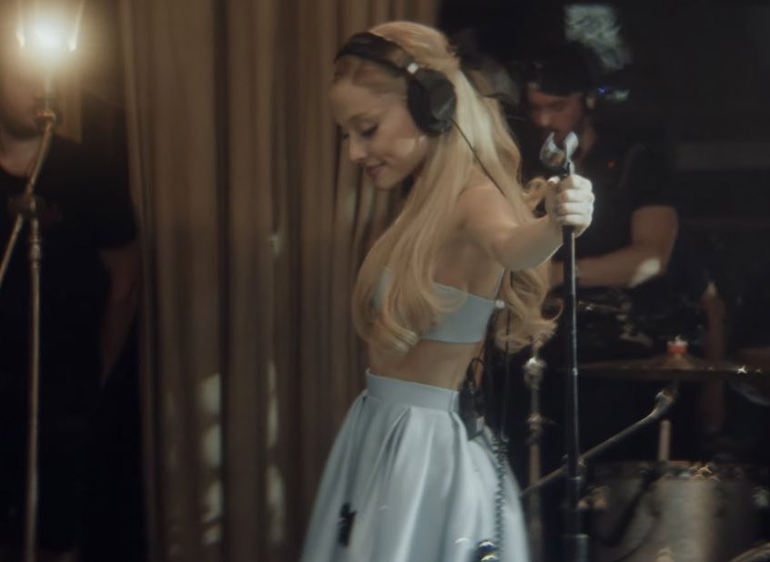 cryonweb's tweet photo. obrigado ari por tanto, anos se passaram e te ter como referência torna esse momento tão íntimo e único, foram anos te acompanhando e ainda não sei como te agradecer por me inspirar tanto até hoje!! 
#arianagrande https://t.co/AiWezpnn0h