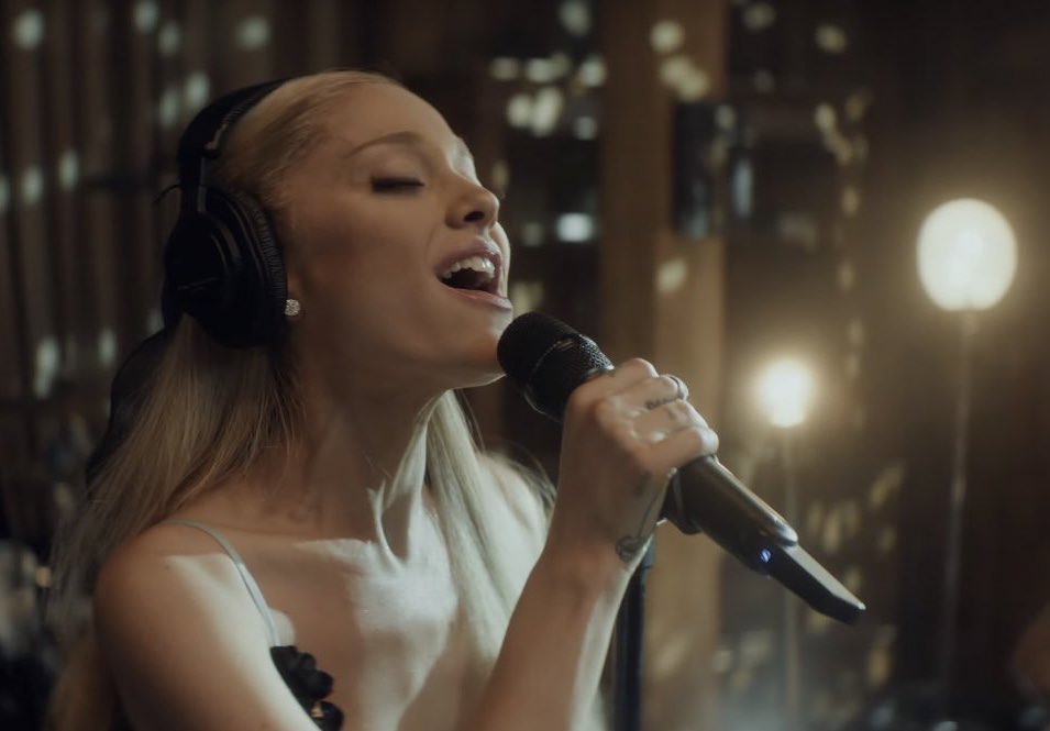 cryonweb's tweet photo. obrigado ari por tanto, anos se passaram e te ter como referência torna esse momento tão íntimo e único, foram anos te acompanhando e ainda não sei como te agradecer por me inspirar tanto até hoje!! 
#arianagrande https://t.co/AiWezpnn0h