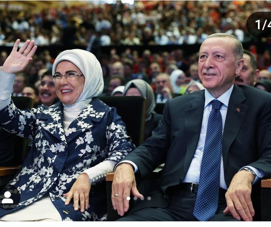 Ak partinin 22 yaşındaki
Şenliği kutlaması emine hanım ve reis teşvik ettiler
Keyifler yerinde maşallah