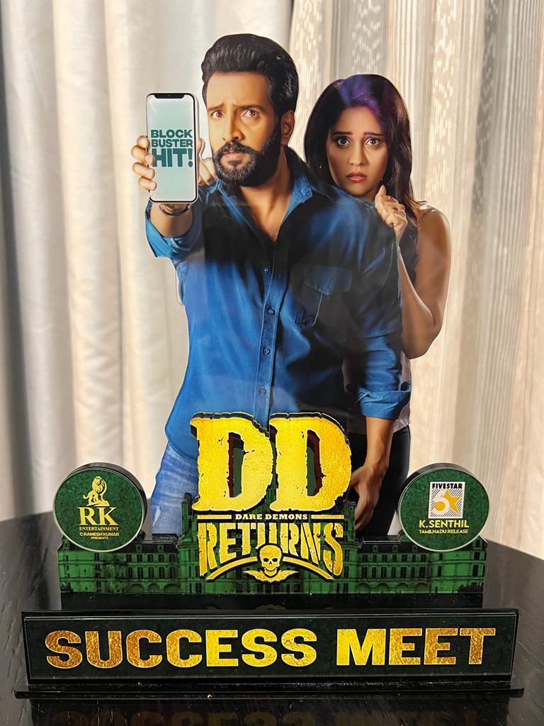 Santa_Online_Tm's tweet photo. #DDReturns enter into the 5th week 🔝🔥
Biggest blockbuster running successfully in cinema's 💥✨
@iamsanthanam
@Surbhiactress
@RKEntrtainment
#DDReturnsBlockbuster
#Santhanam https://t.co/kpijHPLOHK
