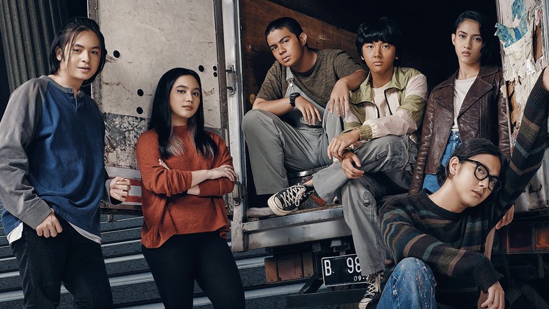 FilmIndoSource's tweet photo. One year ago today, Angga Dwimas Sasongko’s action heist ‘MENCURI RADEN SALEH’ was released in theaters.

The film grossed over 2 million admissions and won 2 viewer’s choice awards at last year’s FFI. It has since generated a cult following dubbed as the Komplotan. https://t.co/vKOFzhv6Bb