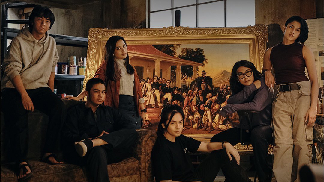 FilmIndoSource's tweet photo. One year ago today, Angga Dwimas Sasongko’s action heist ‘MENCURI RADEN SALEH’ was released in theaters.

The film grossed over 2 million admissions and won 2 viewer’s choice awards at last year’s FFI. It has since generated a cult following dubbed as the Komplotan. https://t.co/vKOFzhv6Bb