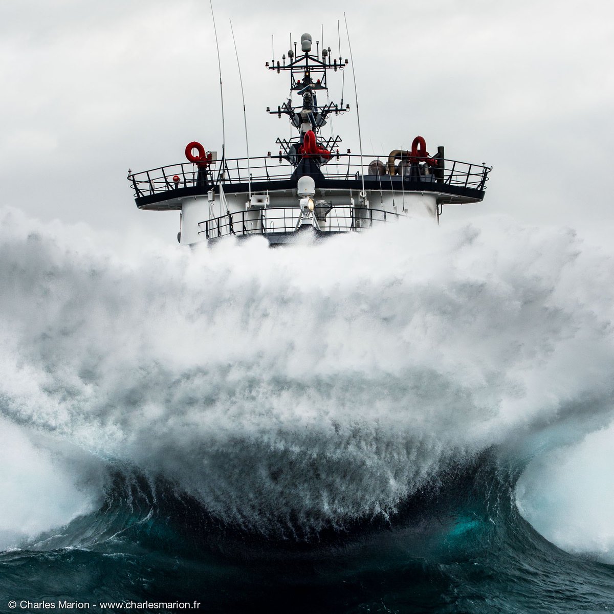 #DansLeRetro

Cela fait 10 ans que je suis photographe. Certains reportages restent particulièrement en mémoire par leur intensité.

Sans hésiter, je pourrais vous parler de celui consacré au remorqueur de haute mer #AbeilleBourbon: impressionnant de puissance.

©️C.Marion