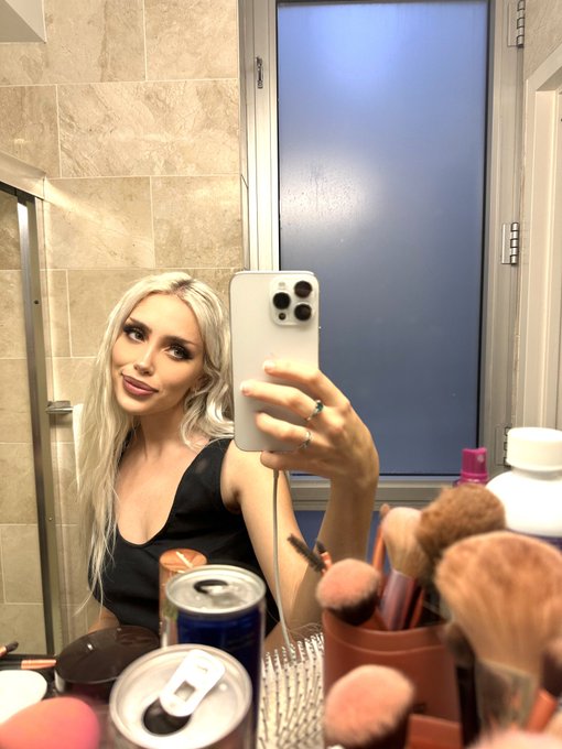 Why aren&rsquo;t you following my new instagram 😢 https://t.co/5ihuMH7q0D