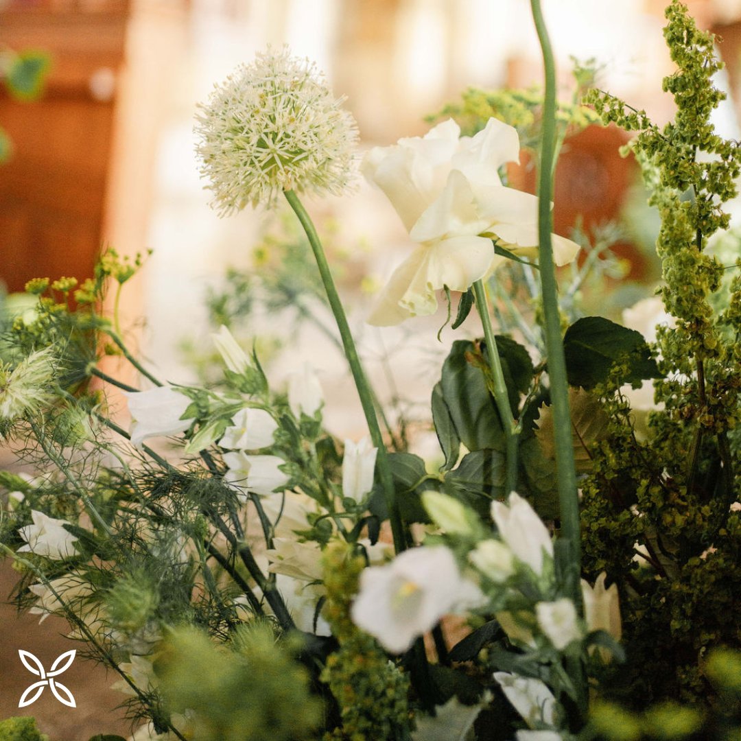 It's Friday! Get ready to celebrate the August Bank Holiday with beautiful fresh blooms ready for a weekend of hosting and dining! 💐🍹 

#flowers #luxuryflorist #floristry #bouquet #londonflorist #FlowardUK
