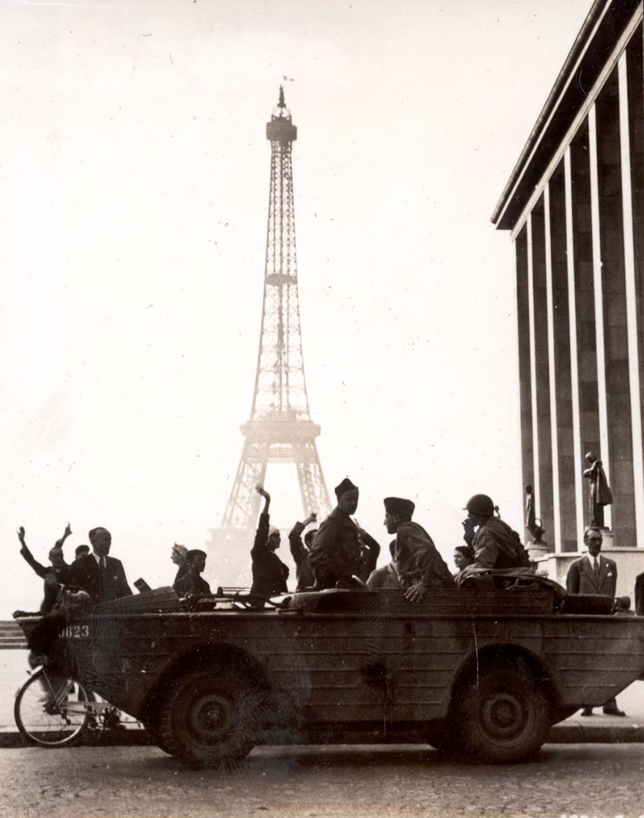 Le #25août 1944, les #Alliées libèrent #Paris et mettent fin à 4 ans d'occupation allemande. Sur les 175 000 #Juifs qui vivaient dans la capitale en mai 1940, principalement dans les 4e, 11e, 18e et 20e arrondissements, 50 000 ont été déportés et exterminés pendant la #Shoah.