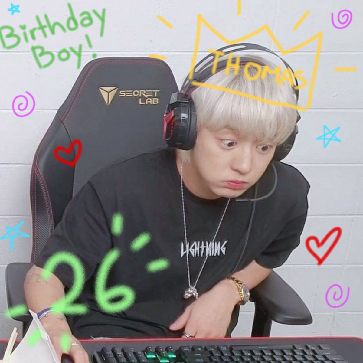 Hoy, hace 26 primaveras nació el amor de mi vida, el que me hace suspirar tan enamorado, el hombre que me hace muy feliz y hace de mi vida algo tan bonito que lo quiero siempre a mi lado.  Mi lindo Thomas, lo amo, lo adoro y ojalá que este sea el primero de muchos juntos. ♡