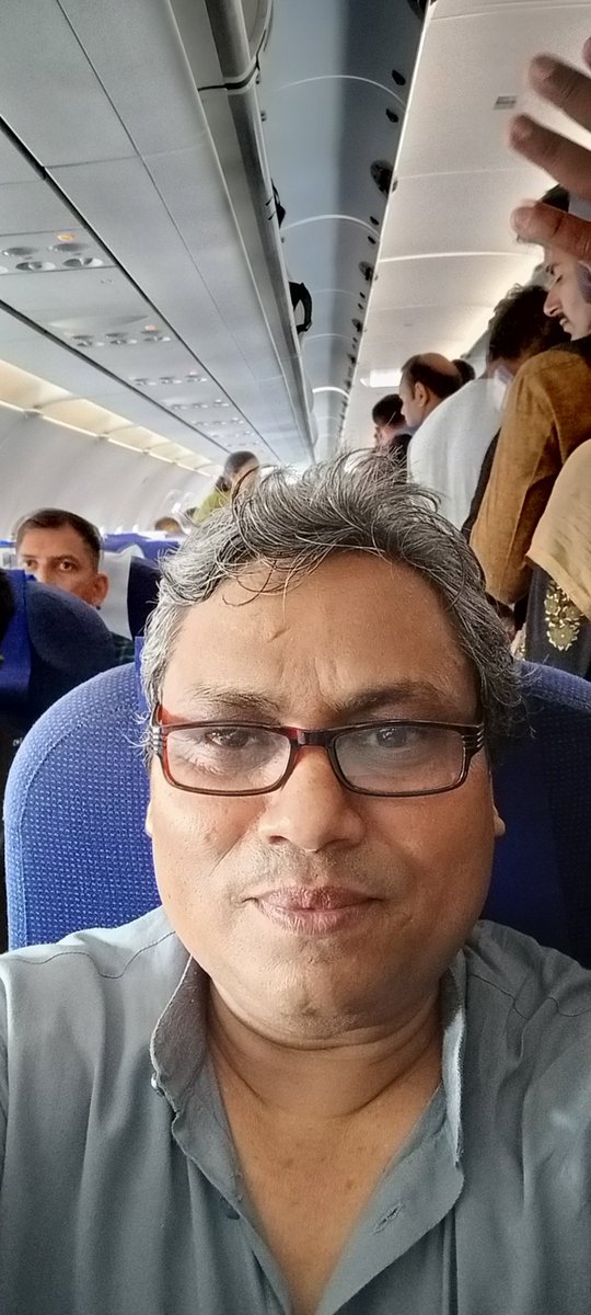 PoetShakeelAzmi's tweet photo. किसी भी खेत पे बरसे कहीं का हो जाए
ख़ुदा करे कि ये बादल ज़मीं का हो जाए 

मैं उसके जिस्म का सब ज़ह्र पीके मर जाऊं 
अगर वो सांप मेरी आस्तीं का हो जाए 

मेरे शकील को परियों के देस मत भेजो
अजब नहीं कि ये पागल वहीं का हो जाए 

- शकील आज़मी 

Flying to Srinagar - Kashmir for mushaira https://t.co/E0XA69OGEW
