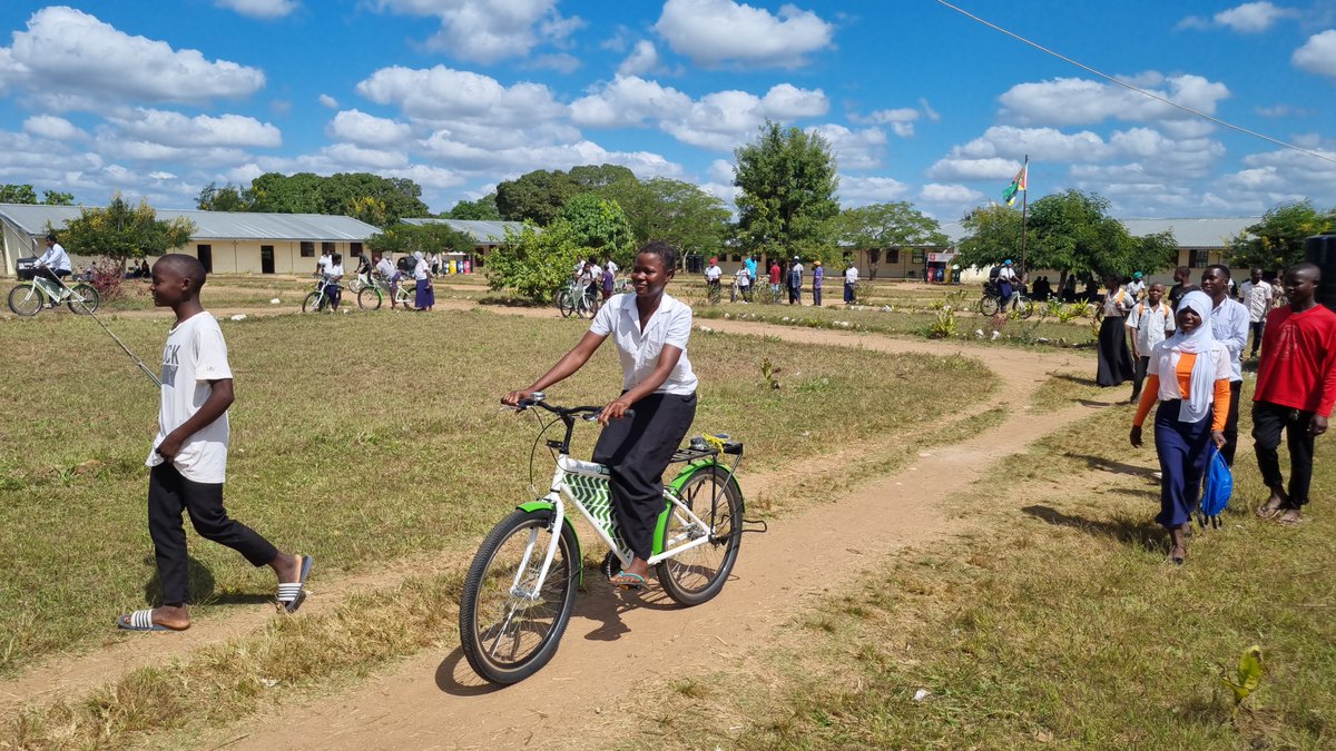 Mozambikes's tweet photo. It is with the happy smile of these students that we know how much the bicycle will help them complete their studies safely and facilitate the realization of their dreams.

#mozambikes #onebicycleattime https://t.co/nKXQrVHmXp