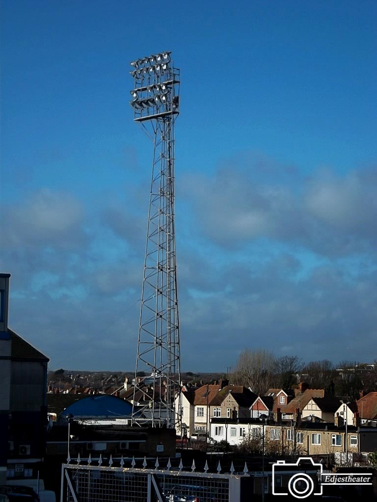 Roots Hall
Southend United FC

#groundhopping #groundspotting #stadiumhopping #ground #stadion #stadium #stade #estadio #stadio #stadionautist #groundhopper #floodlightfriday #floodlight #lichtmast #southendunited #southend #rootshall #Shrimpers #nationalleague #southendonsea #uk