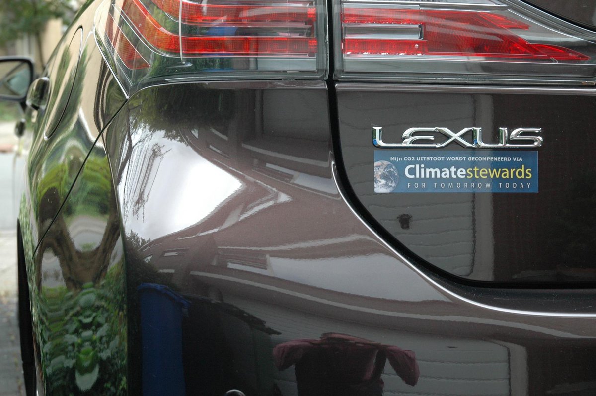 11 jaar geleden startte Climate Stewards NL met deze klimaatsticker de mogelijkheid de CO2 uitstoot van je autokilometers te compenseren. Voorop staat altijd verminderen. En wat (nog) niet minder kan, compenseren. De compensatie gast vooral naar boomaanplantprojecten.