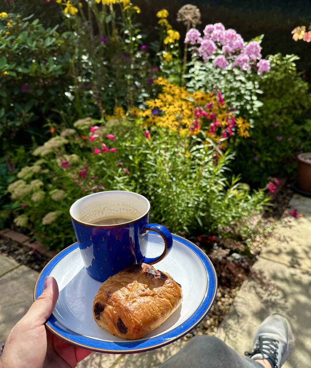 Good morning, flower lovers 🌿💛🌸🩷
Rare treat of Pain au chocolat & coffee in the garden 🥐🍫☕️
What could be better 🌿
Feeling lucky & grateful 😊

#EveryDaysAGoodDay #BreakfastInTheGarden
#mygarden #GardeningTherapy #flowers #FlowersOnFriday