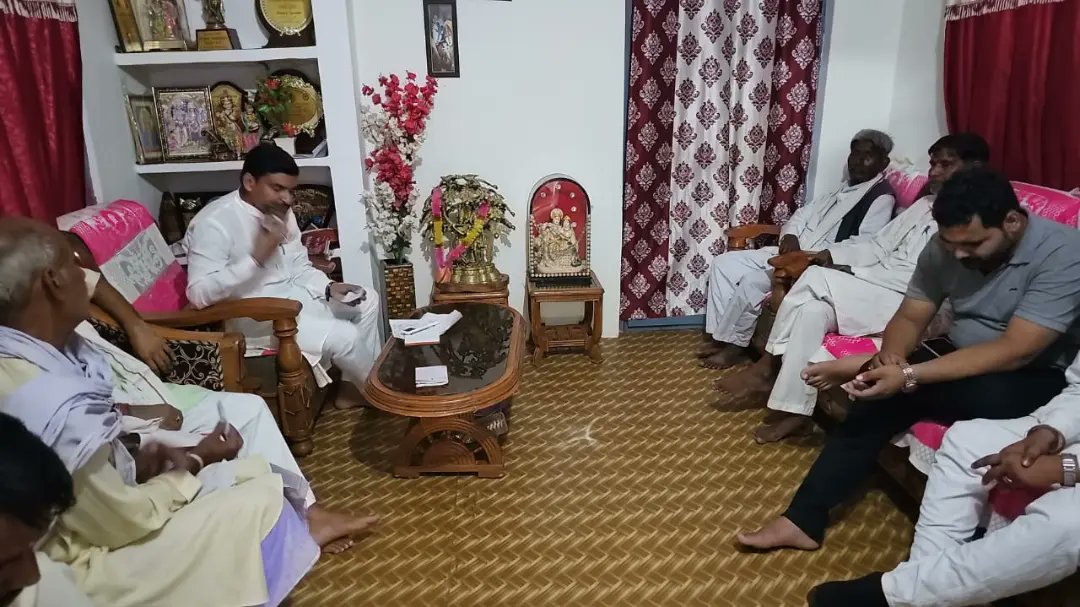 mlachandla's tweet photo. आज दिनांक 25.8.2023 को मेरे लवकुश नगर स्थित आवास में क्षेत्र की जनता ने आकर मुझसे मुलाकात की उनकी समस्याओं को सुना , संबंधित अधिकारियों को निराकरण के निर्देश दिए। उनका हालचाल जाना।
#NarendraModi
#ChouhanShivraj
#JM_Scindia
#OfficeofSSC
#vdsharmabjp
#Madhyapradesh_news
#bjp4chhatarpurmp
#mp
#chandlavidhansabhabjp
#BJP4MP
#BJP4India
#mlachandla
#mlarajeshprajapati
#राजेश_कुमार_प्रजापति
#विधायक_चंदला_छतरपुर
#RajeshPrajapatimla