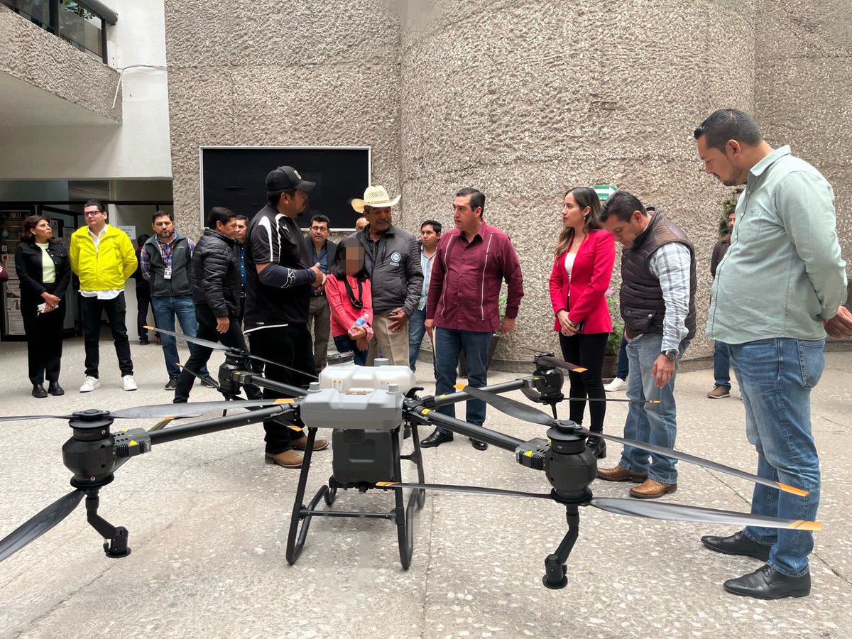 GlezNapoleon's tweet photo. Gracias al convenio de colaboración entre @AgriculturaHgo y Caja Popular Las Huastecas, productores de #ElPedregal #Metztitlan lograron adquirir gracias a un crédito, un dron tipo T40 AGRAS, que les permitirá reducir tiempos y costos en la producción del maíz!!
#PrimeroElCampo https://t.co/GeSANkOZ3q